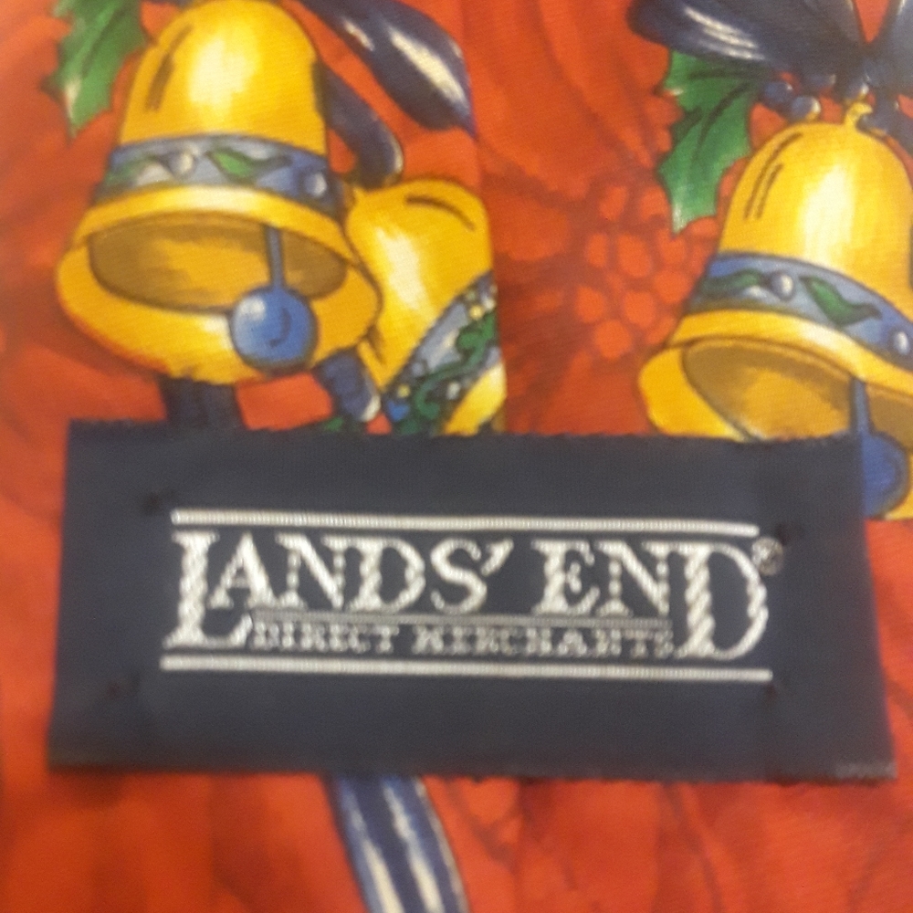 Men's HAnd knotched Lands' End Christmas Print Tie - Picture 3 of 5
